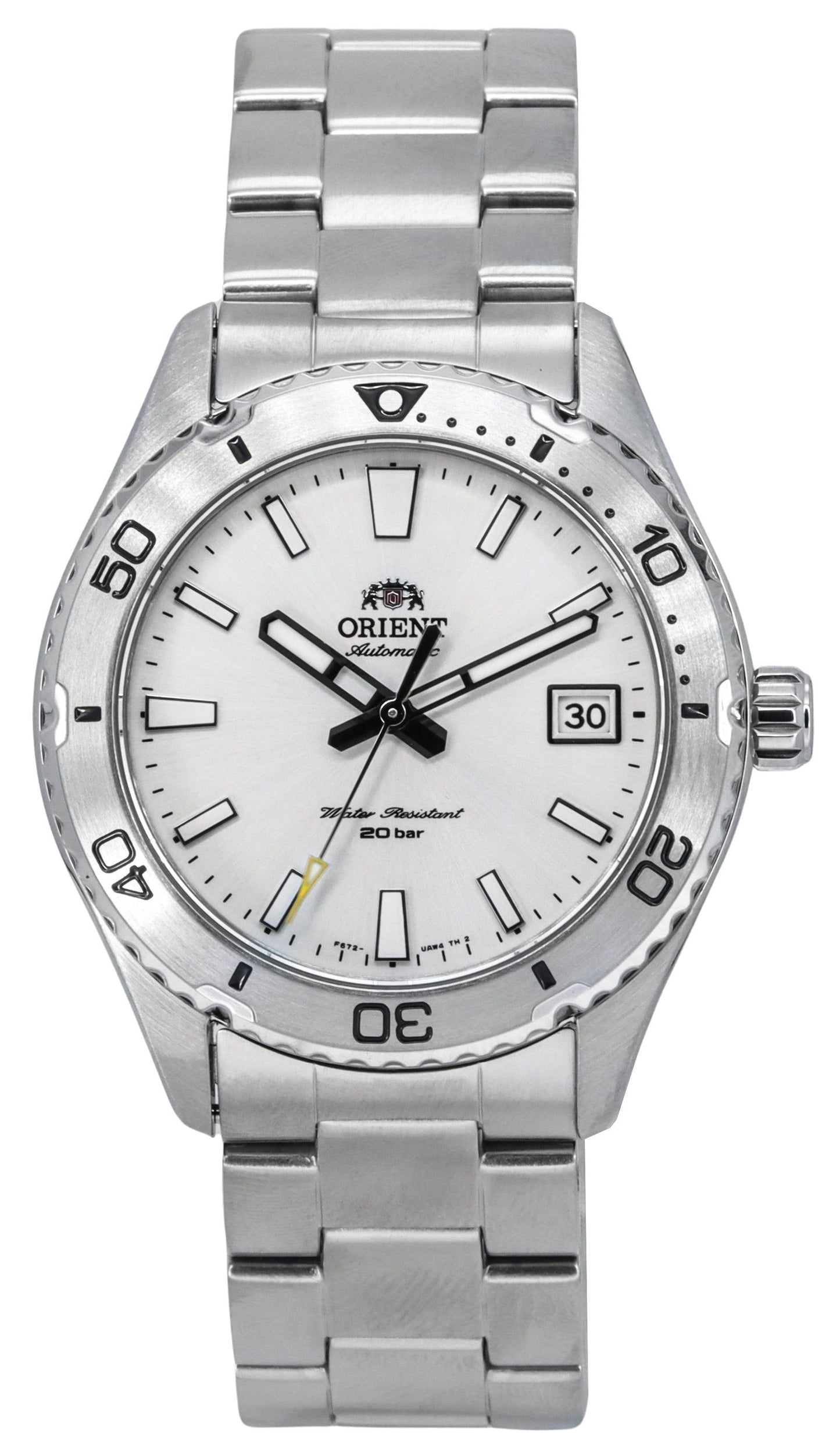 Orient Sports Mako Stainless Steel White Dial Automatic. A brand-new Orient Mako watch featuring a White dial and a Stainless steel strap. Angled view.