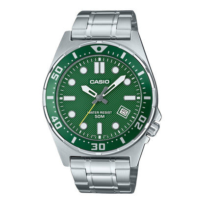 Casio Standard Quartz movement Green Stainless steel Male MTD-135D-3AV. A brand-new Casio Standard watch featuring a Green dial and a Stainless steel strap. Front view.