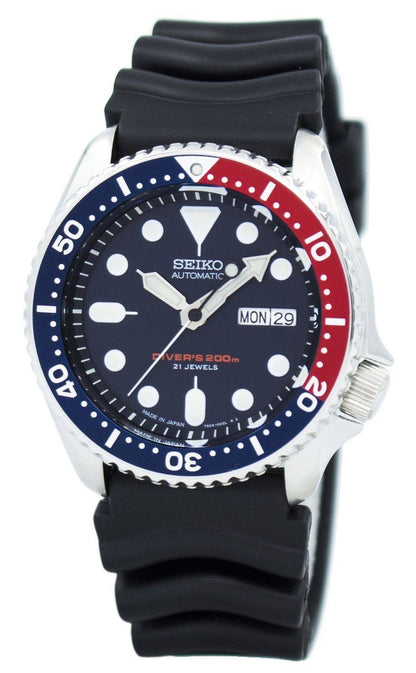 Seiko Automatic movement Black Rubber Male SKX009J1. A brand-new Seiko watch featuring a Black dial and a Rubber strap. Side view.