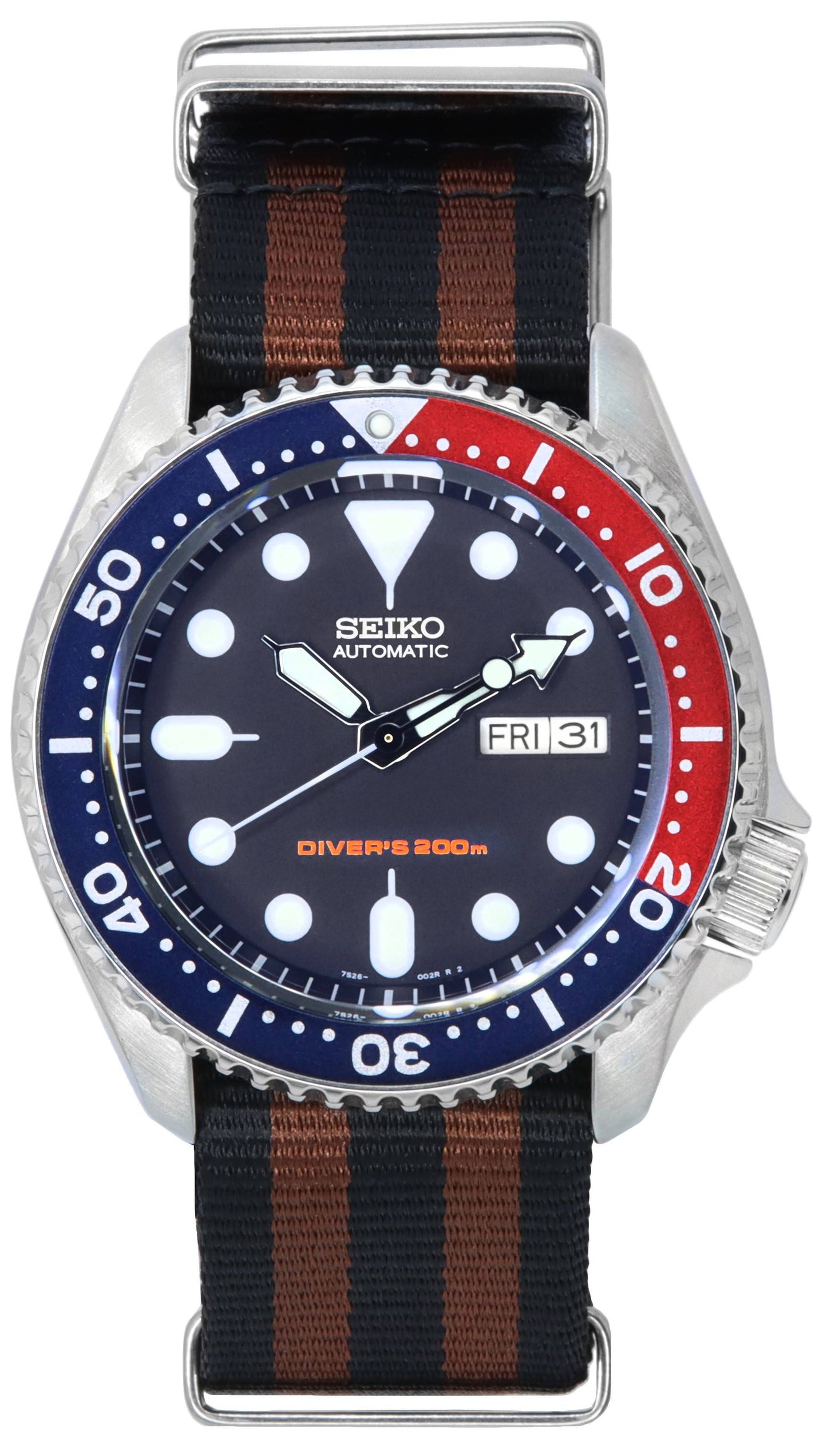 Seiko Automatic movement Blue Male SKX009K1-var-NATO22. A brand-new Seiko watch featuring a Blue dial. Angled view.