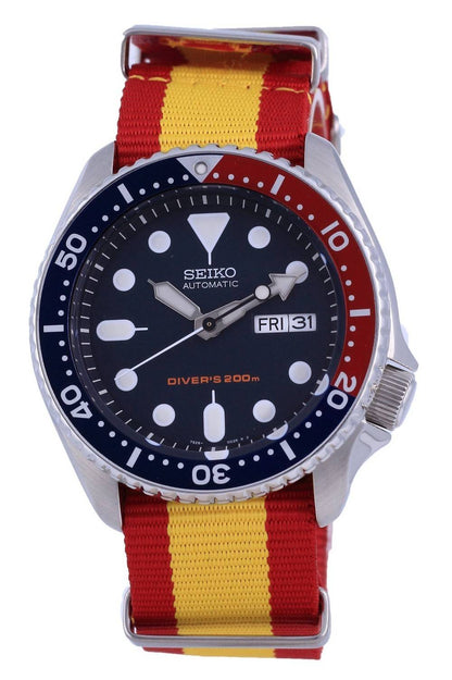 Seiko Automatic movement White Male SKX009K1-var-NATO29. A brand-new Seiko watch featuring a White dial. Angled view.