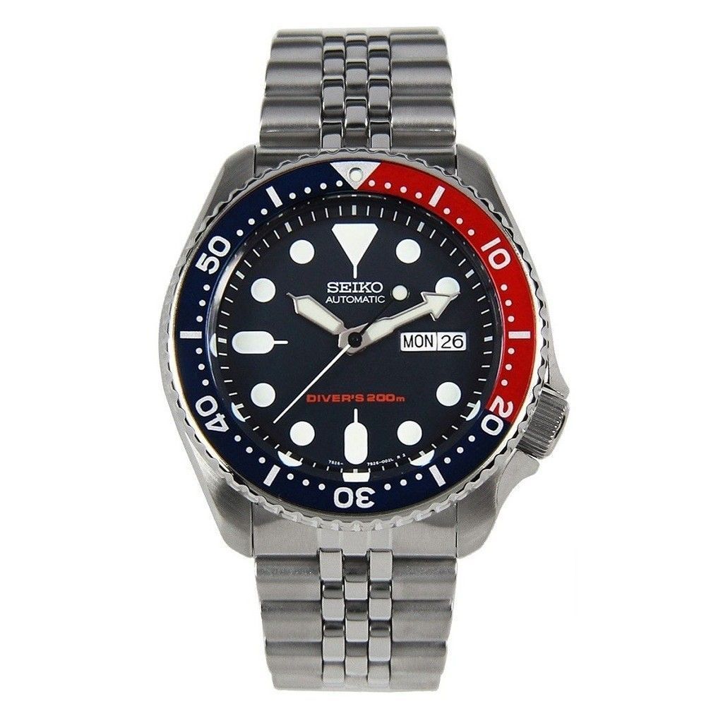 Seiko Automatic movement Blue Stainless steel Male SKX009K2. A brand-new Seiko watch featuring a Blue dial and a Stainless steel strap. Angled view.