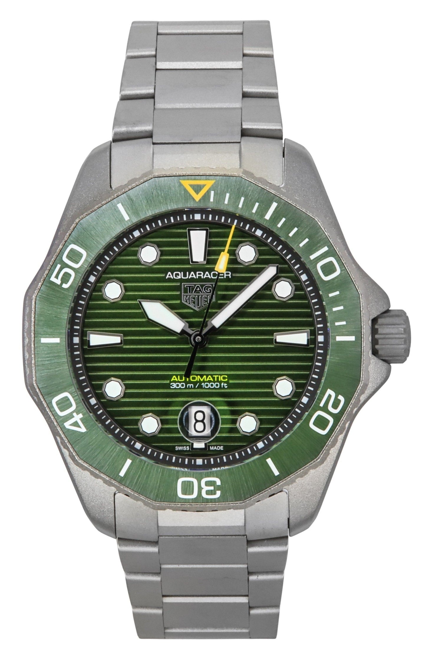Tag Heuer Aquaracer Automatic movement Green Titanium Male WBP208B.BF0631. A brand-new Tag Heuer Aquaracer watch featuring a Green dial and a Titanium strap. Angled view.