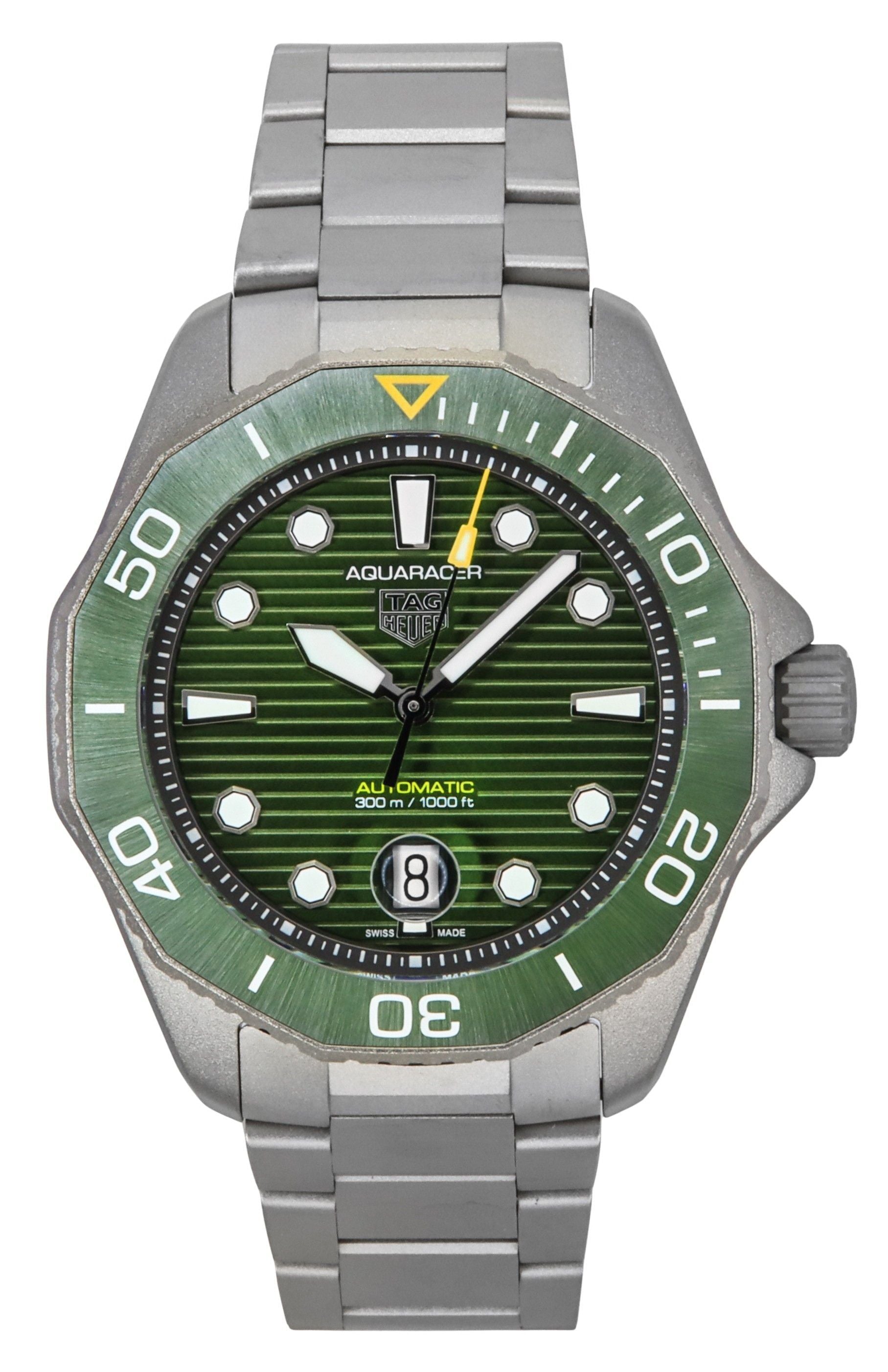 Tag Heuer Aquaracer Automatic movement Green Titanium Male WBP208B.BF0631. A brand-new Tag Heuer Aquaracer watch featuring a Green dial and a Titanium strap. Angled view.