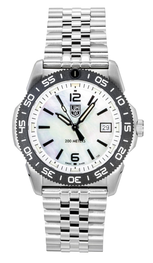Luminox Quartz movement Mother Of Pearl Stainless steel Male XS.3126M.1. A brand-new Luminox watch featuring a Mother Of Pearl dial and a Stainless steel strap. Front view.
