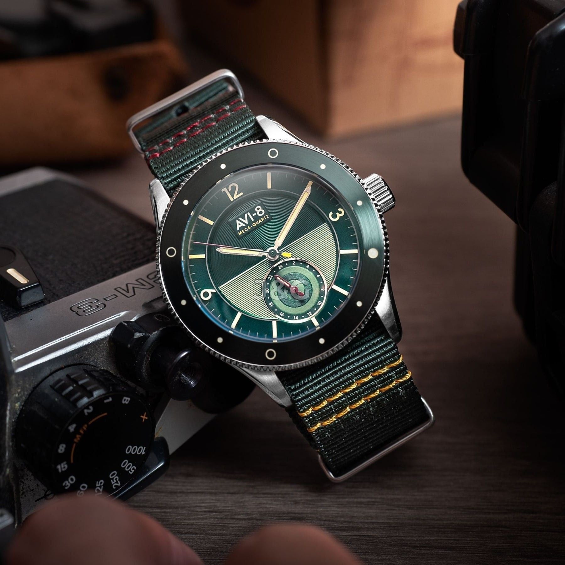 AVI-8 Flyboy Airmaster Quartz movement Green Nylon Male AV-4112-02. A brand-new AVI-8 Flyboy watch featuring a Green dial and a Nylon strap. Side view. - view 5