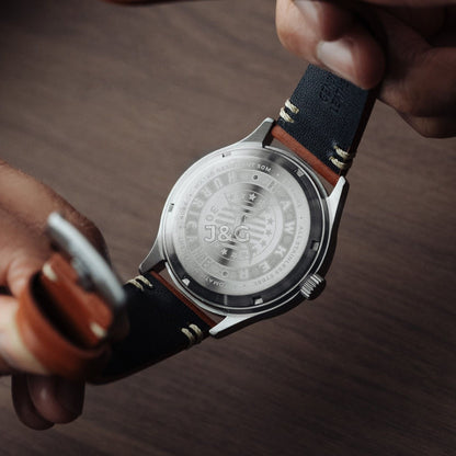 AVI-8 Hawker Hurricane Automatic movement White Male AV-4094-01. A brand-new AVI-8 Hawker watch featuring a White dial. Side view. - view 3