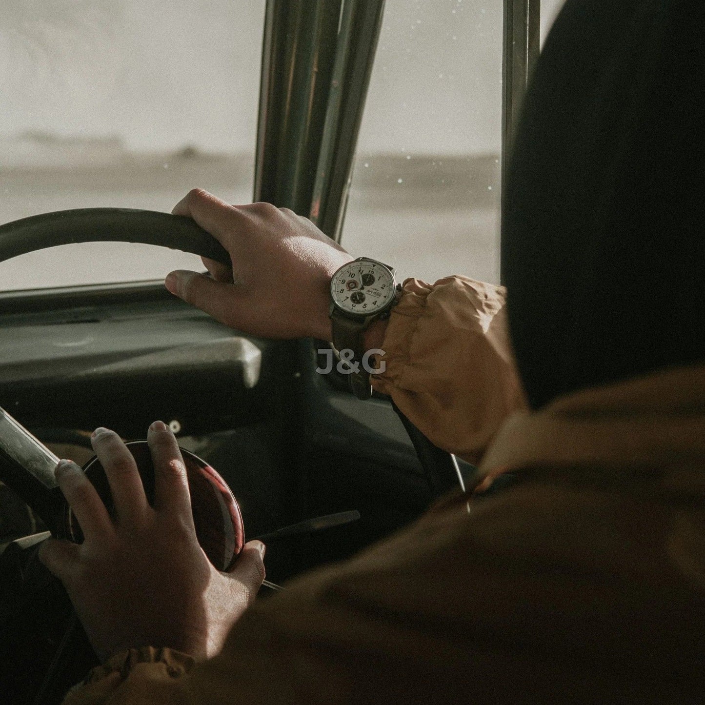 AVI-8 Hawker Hurricane Quartz movement Beige Male AV-4011-0C. A brand-new AVI-8 Hawker watch featuring a Beige dial. Angled view. - view 4