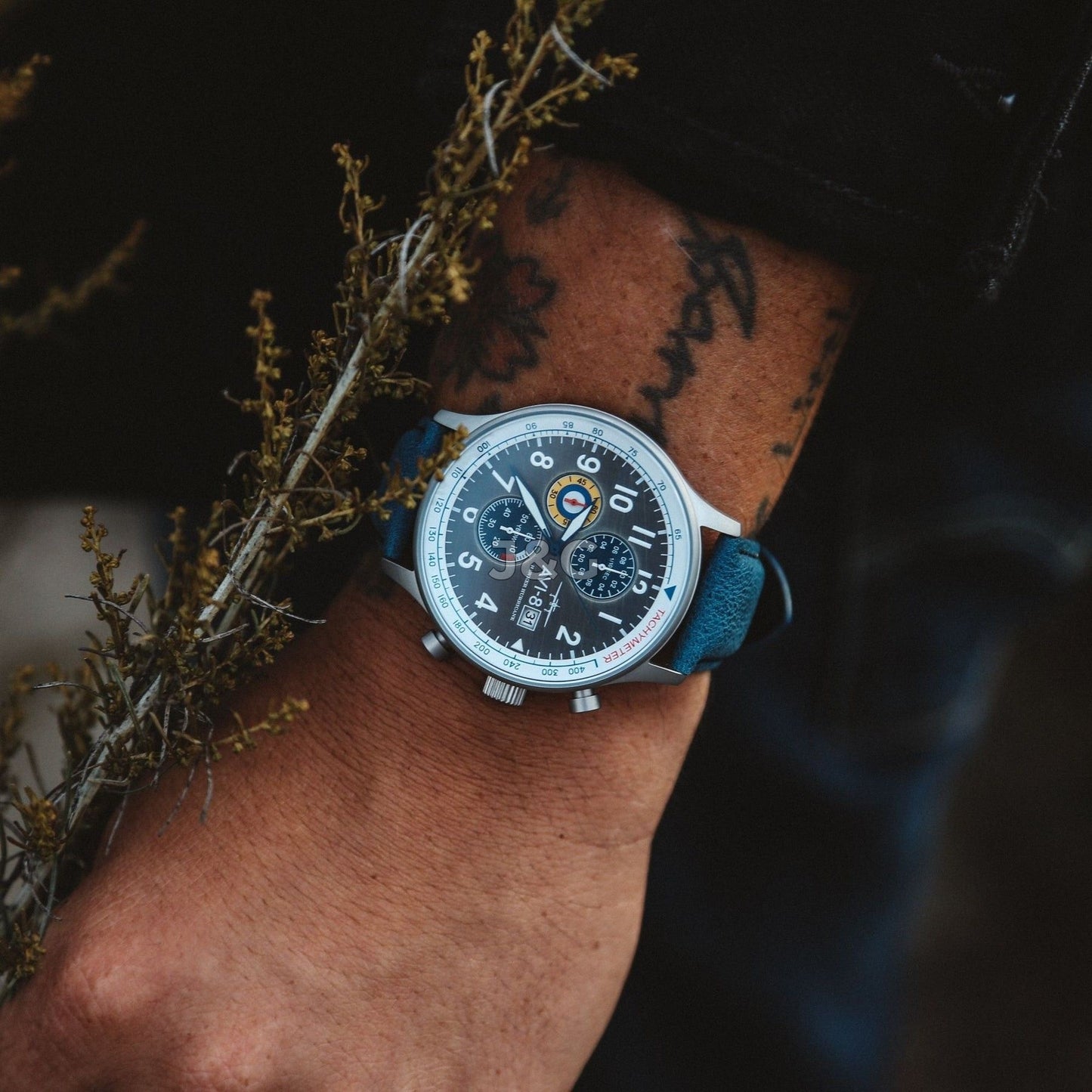 AVI-8 Hawker Hurricane Quartz movement Grey Leather Male AV-4011-0F. A brand-new AVI-8 Hawker watch featuring a Grey dial and a Leather strap. Side view. - view 5