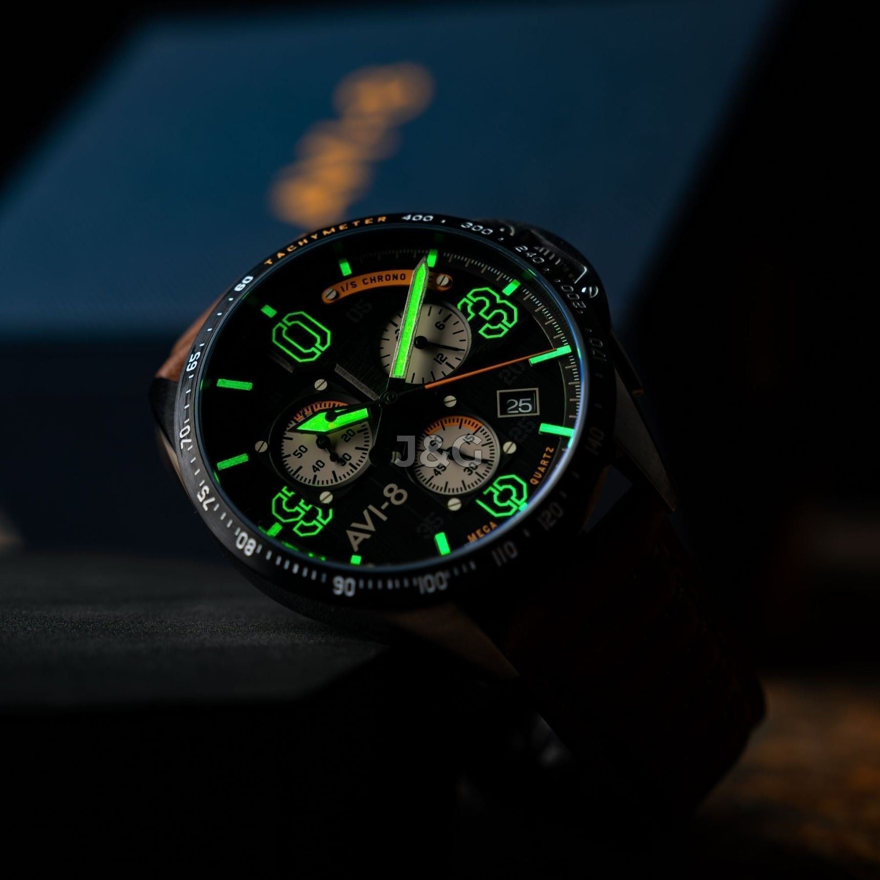 AVI-8 P-51 Mustang Blakeslee Quartz movement Black Male AV-4077-07. A brand-new AVI-8 P-51 Mustang watch featuring a Black dial. Side view. - view 2