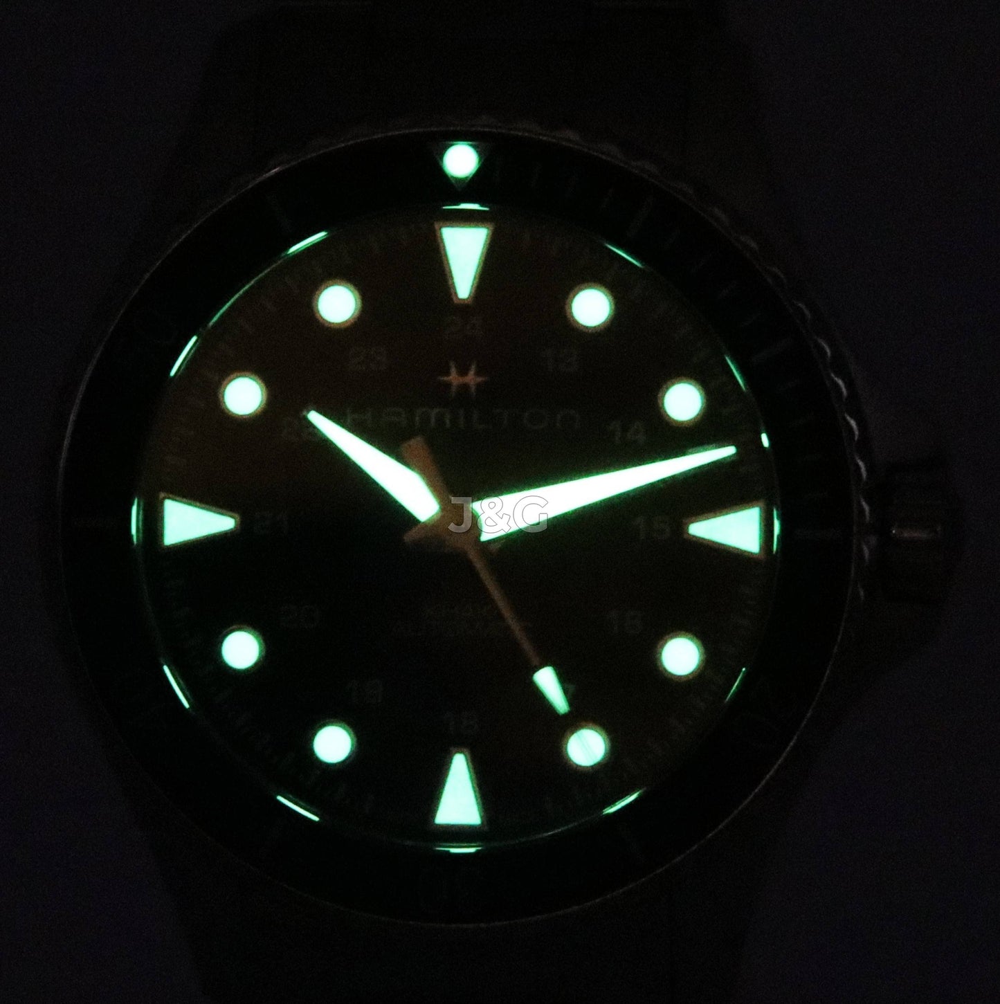 Hamilton Khaki Navy Automatic movement Black Stainless steel Male H82515130. A brand-new Hamilton Khaki watch featuring a Black dial and a Stainless steel strap. Front view. - view 2