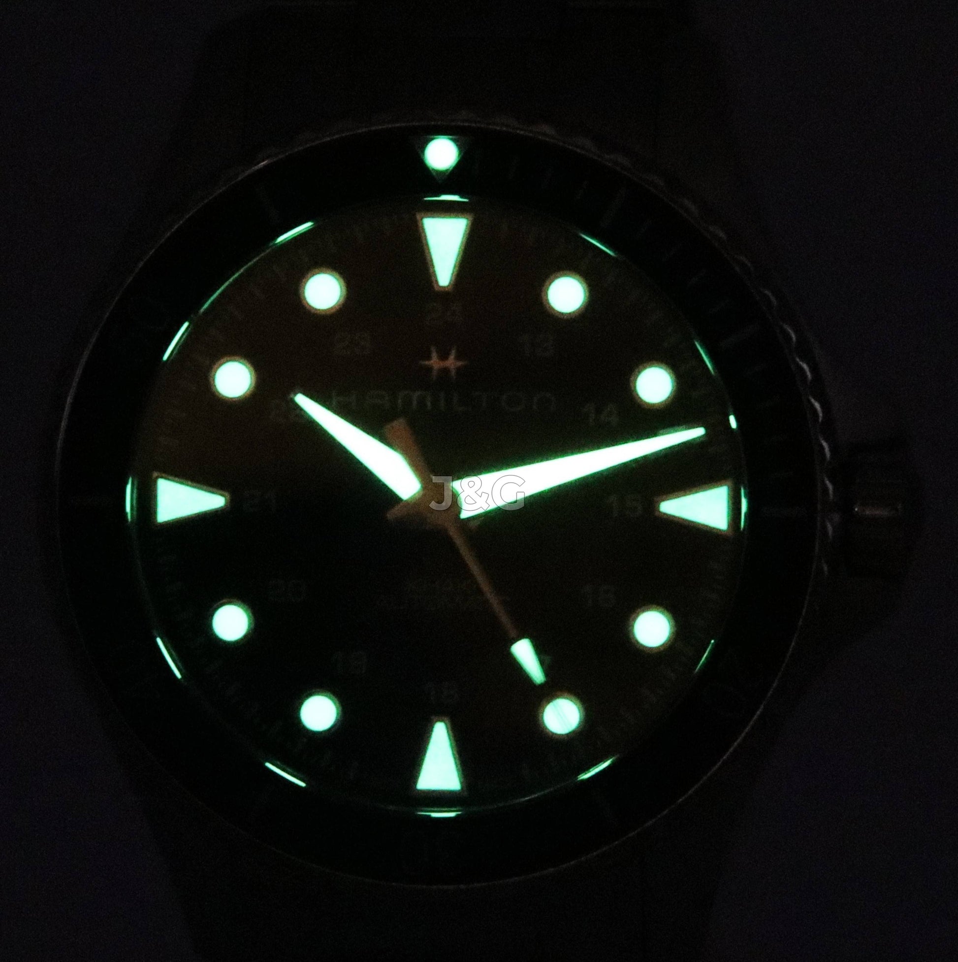 Hamilton Khaki Navy Automatic movement Black Stainless steel Male H82515130. A brand-new Hamilton Khaki watch featuring a Black dial and a Stainless steel strap. Front view. - view 2