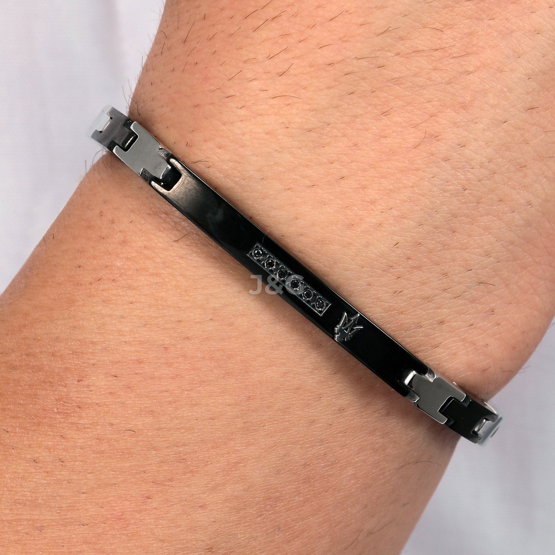 Maserati Jewels Male JM521ATY10-. A brand-new Maserati Jewels watch. Angled view. - view 5