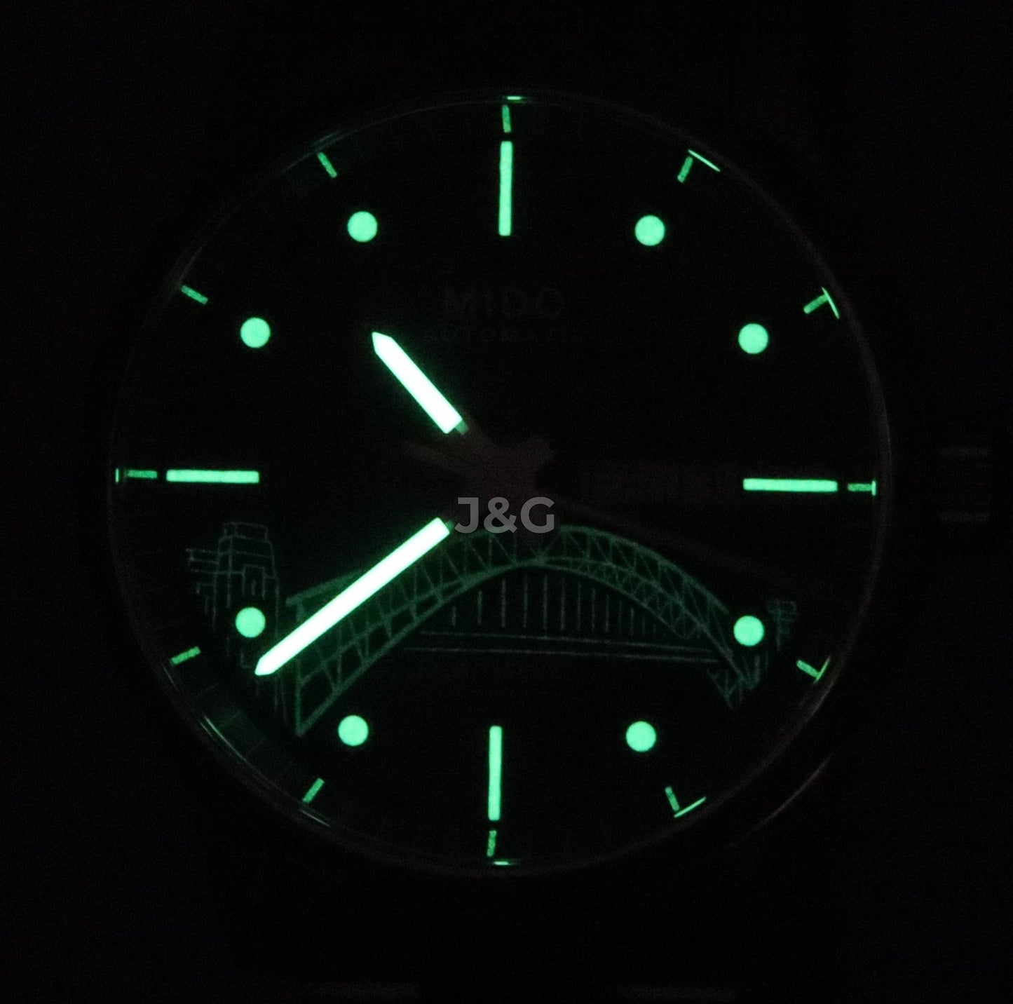 Mido Multifort Automatic movement Anthracite Stainless steel Male M005.430.11.061.81. A brand-new Mido Multifort watch featuring a Anthracite dial and a Stainless steel strap. Angled view. - view 2