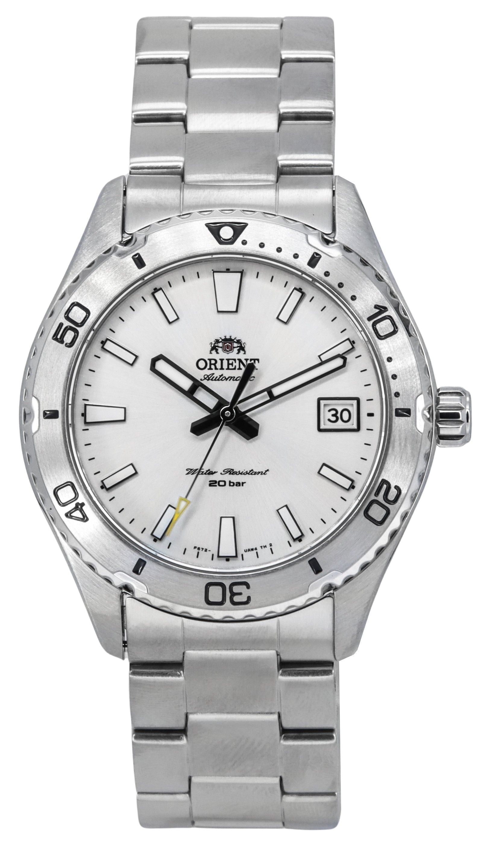 Orient Sports Mako Stainless Steel White Dial Automatic. A brand-new Orient Mako watch featuring a White dial and a Stainless steel strap. Angled view.
