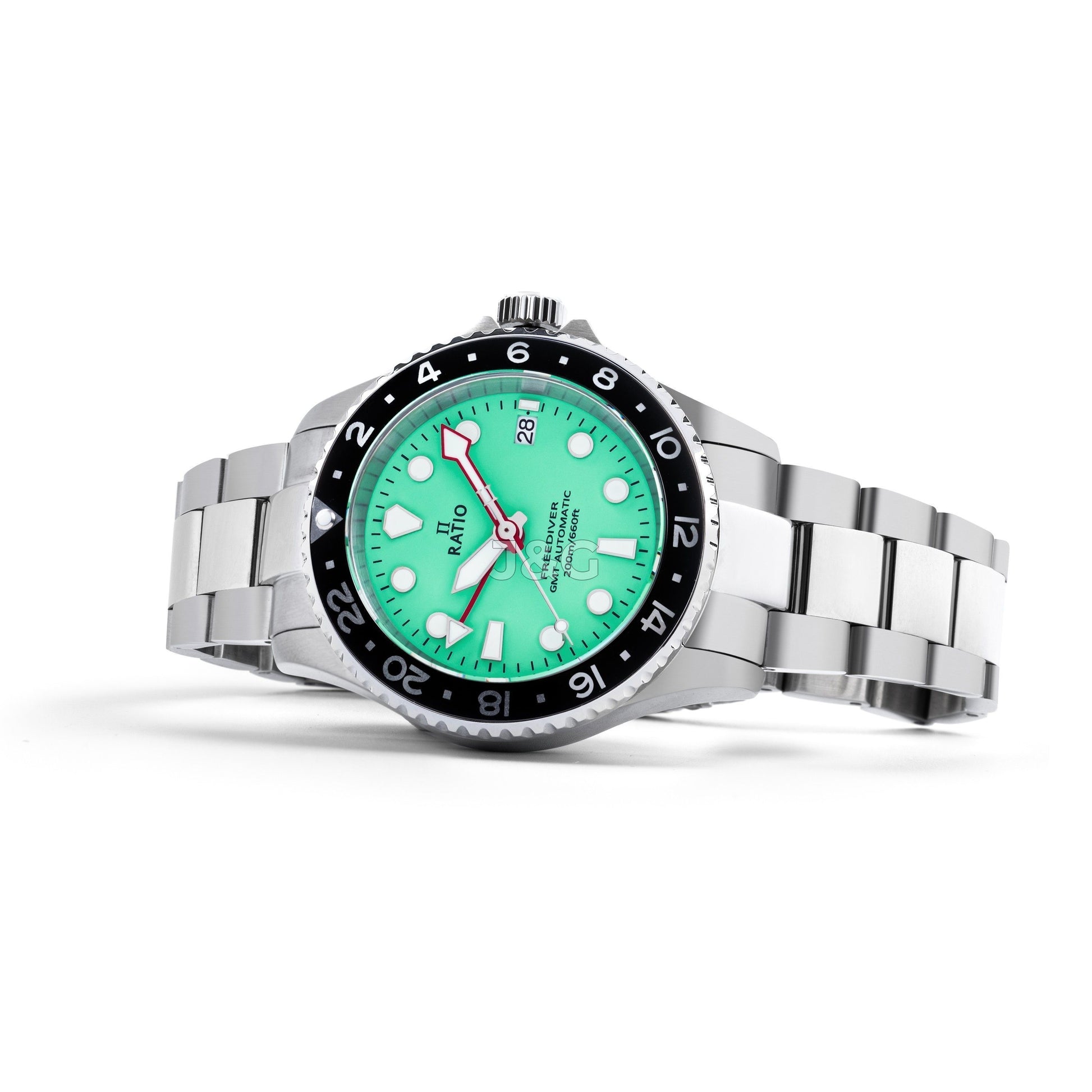 RATIO FreeDiver Automatic movement Green Stainless steel Male RTF059. A brand-new RATIO FreeDiver watch featuring a Green dial and a Stainless steel strap. Angled view. - view 2