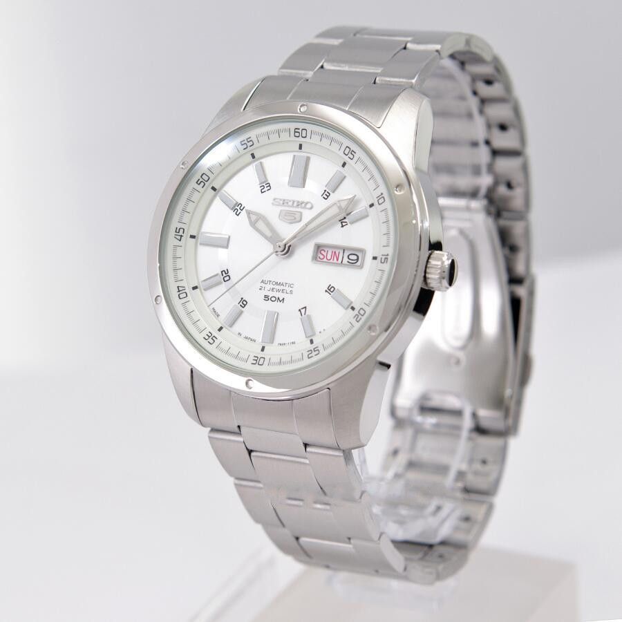 Seiko 5 Automatic Japan Made SNKN09 SNKN09J Water Resistant. A brand-new Seiko watch featuring a Stainless steel strap. Front view.