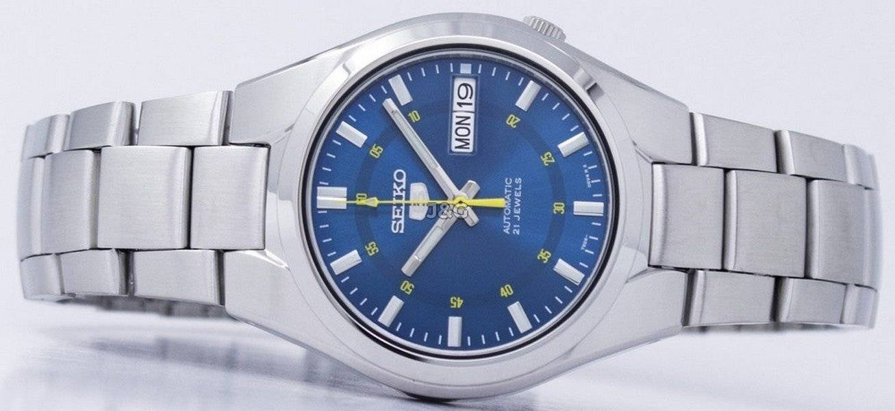 Seiko 5 Sports Automatic movement Black Stainless steel Male SNK615K1. A brand-new Seiko 5 Sports watch featuring a Black dial and a Stainless steel strap. Side view. - view 5