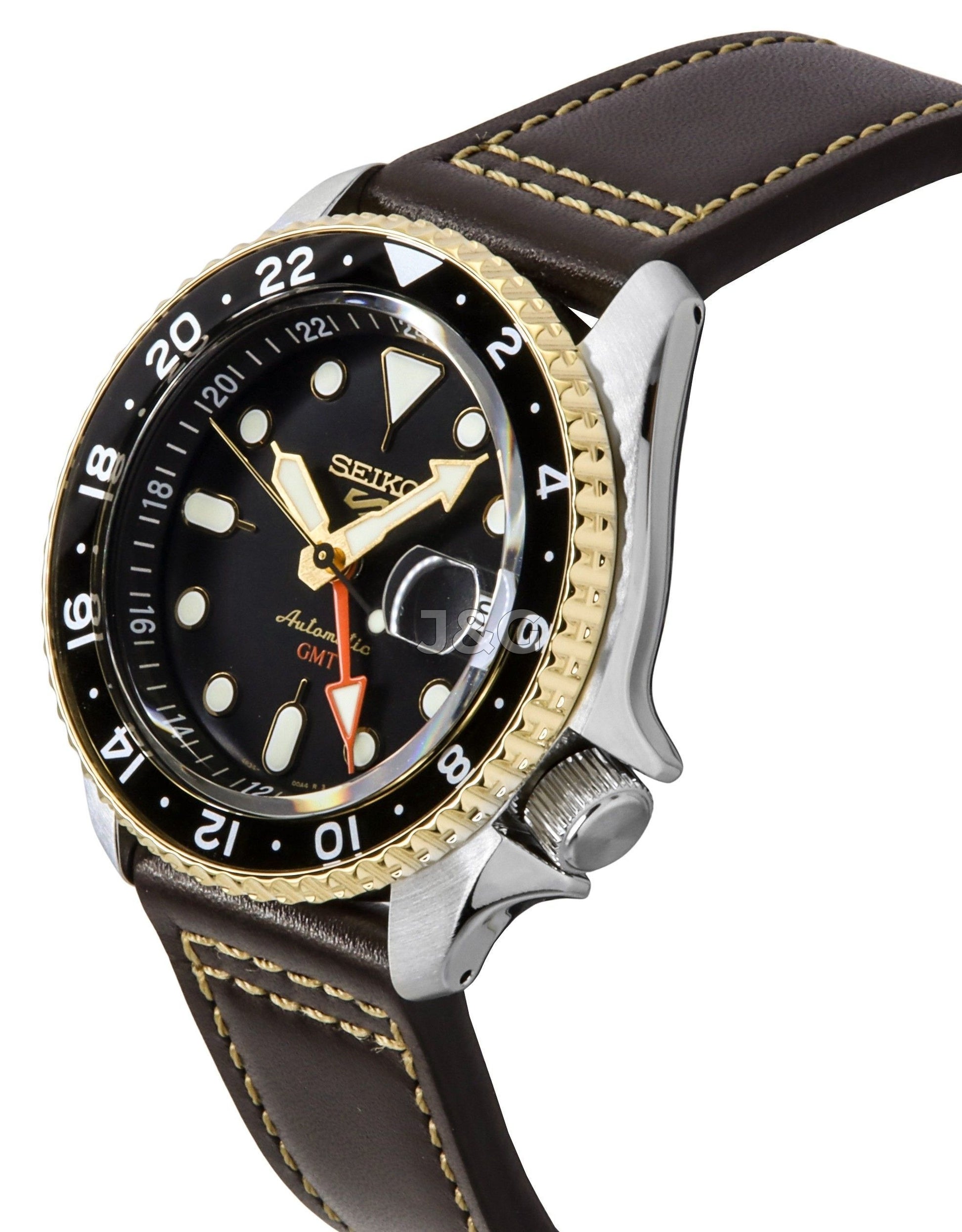 Seiko 5 Sports SKX Automatic movement Black Leather Male SSK036K1. A brand-new Seiko 5 Sports watch featuring a Black dial and a Leather strap. Angled view. - view 3