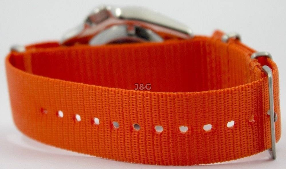 Seiko Automatic movement Black Stainless steel Male SKX009K1-var-NATO7. A brand-new Seiko watch featuring a Black dial and a Stainless steel strap. Angled view. - view 5