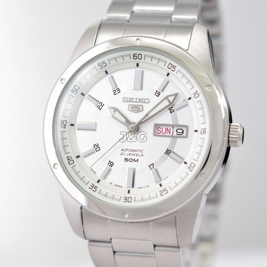 Seiko Automatic movement Black Stainless steel Male SNKN09J1. A brand-new Seiko watch featuring a Black dial and a Stainless steel strap. Angled view. - view 4