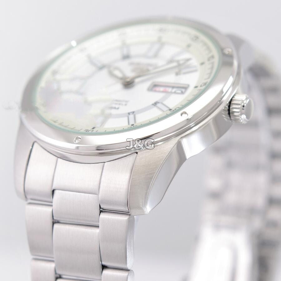 Seiko Automatic movement Black Stainless steel Male SNKN09J1. A brand-new Seiko watch featuring a Black dial and a Stainless steel strap. Angled view. - view 5