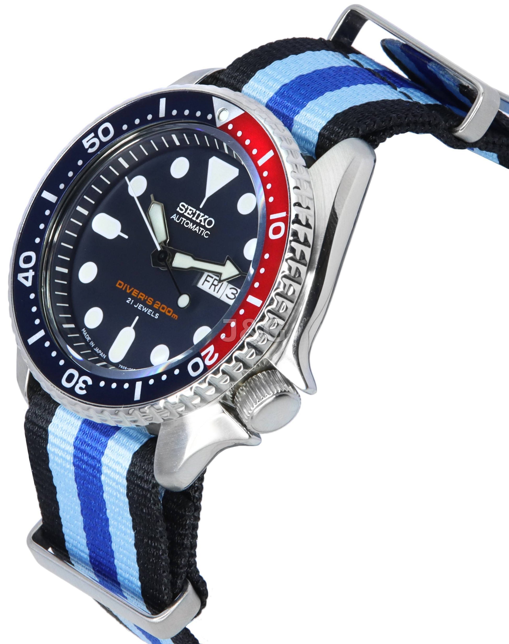 Seiko Automatic movement Blue Male SKX009J1-var-NATO20. A brand-new Seiko watch featuring a Blue dial. Side view. - view 3