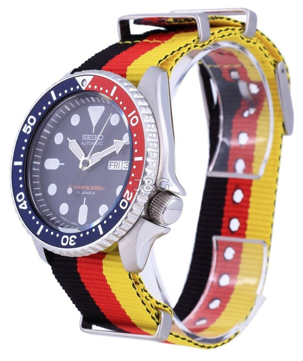 Seiko Automatic movement Blue Male SKX009J1-var-NATO26. A brand-new Seiko watch featuring a Blue dial. Angled view. - view 3