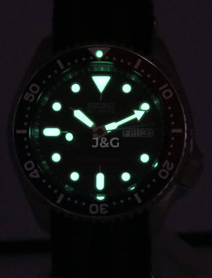 Seiko Automatic movement Blue Stainless steel Male SKX009K1-var-NATO2. A brand-new Seiko watch featuring a Blue dial and a Stainless steel strap. Front view. - view 2