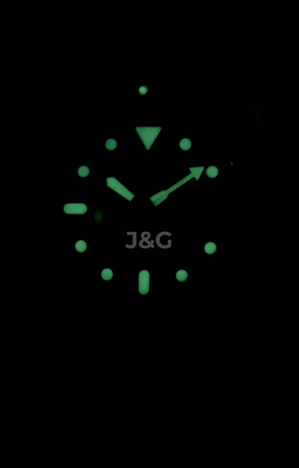 Seiko Automatic movement Blue Stainless steel Male SKX009K2. A brand-new Seiko watch featuring a Blue dial and a Stainless steel strap. Angled view. - view 2