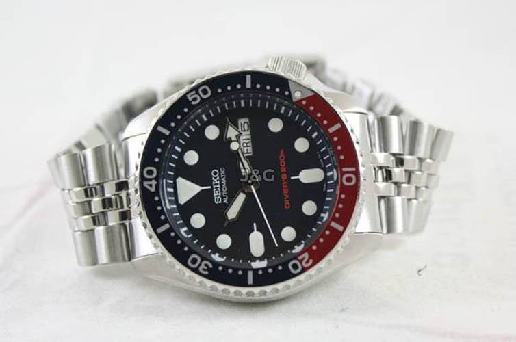 Seiko Automatic movement Blue Stainless steel Male SKX009K2. A brand-new Seiko watch featuring a Blue dial and a Stainless steel strap. Angled view. - view 5