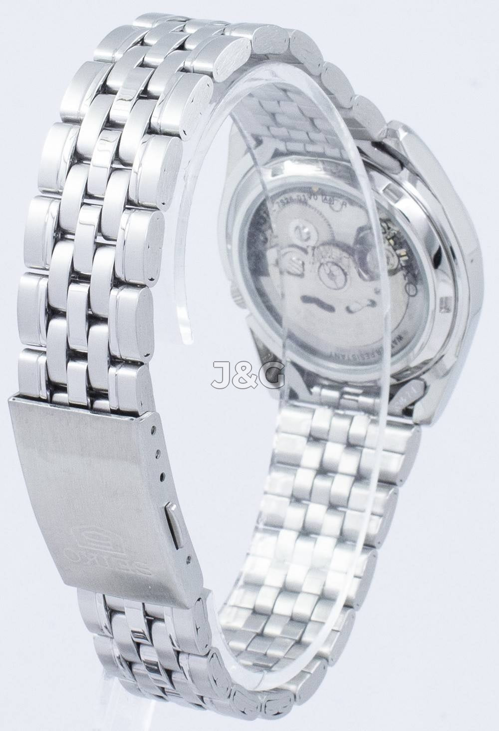 Seiko Automatic movement Blue Stainless steel Male SNK385K1. A brand-new Seiko watch featuring a Blue dial and a Stainless steel strap. Angled view. - view 4