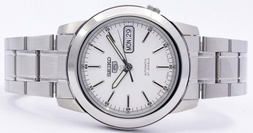 Seiko Automatic movement Blue Stainless steel Male SNKE49J1. A brand-new Seiko watch featuring a Blue dial and a Stainless steel strap. Angled view. - view 5