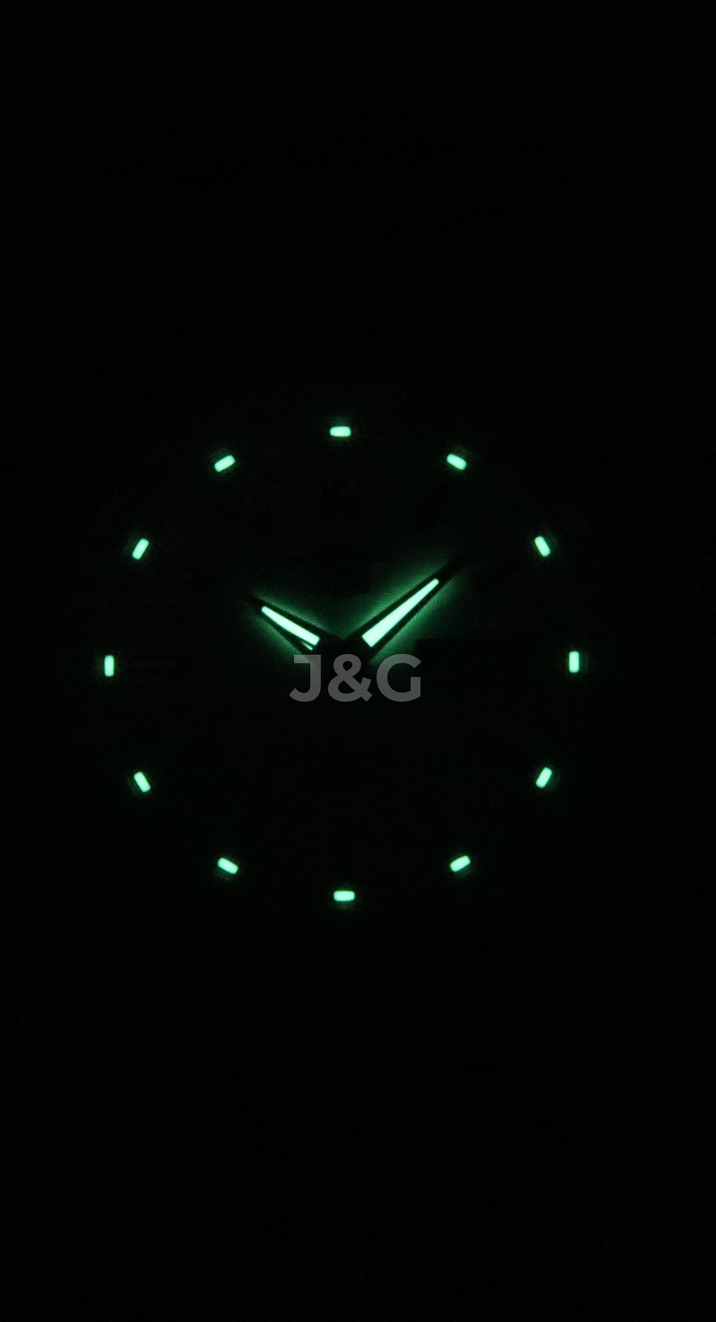 Seiko Automatic movement Silver Stainless steel Male SNKM83J1. A brand-new Seiko watch featuring a Silver dial and a Stainless steel strap. Side view. - view 2