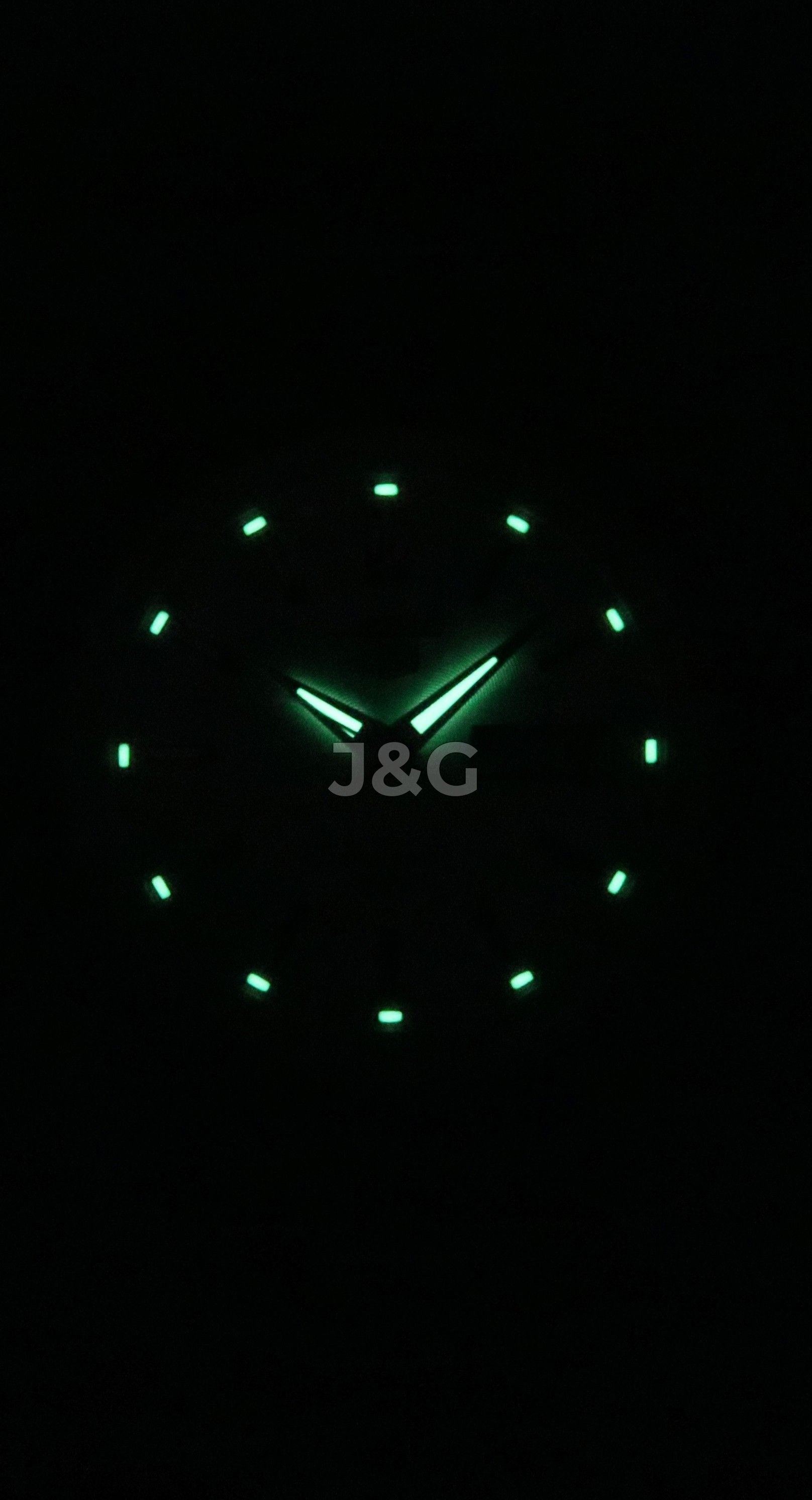 Seiko Automatic movement Silver Stainless steel Male SNKM83J1. A brand-new Seiko watch featuring a Silver dial and a Stainless steel strap. Side view. - view 2