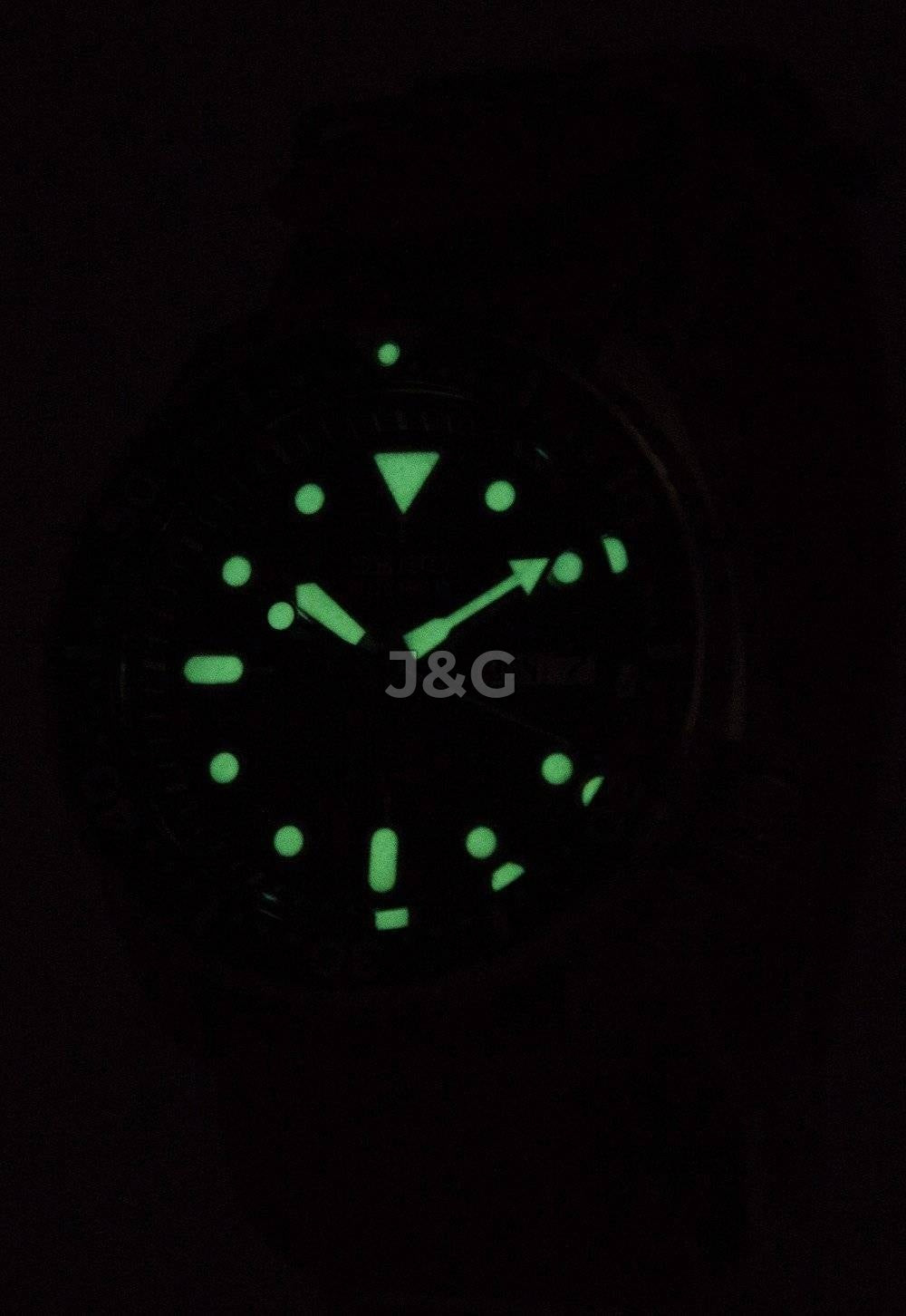 Seiko Automatic movement White Male SKX009J1-var-NATO7. A brand-new Seiko watch featuring a White dial. Angled view. - view 2