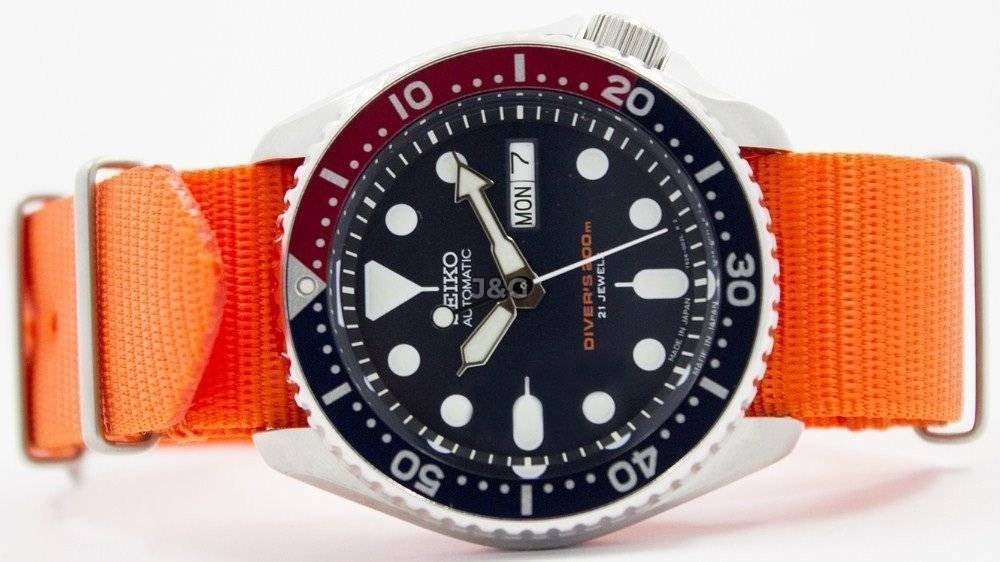 Seiko Automatic movement White Male SKX009J1-var-NATO7. A brand-new Seiko watch featuring a White dial. Angled view. - view 5