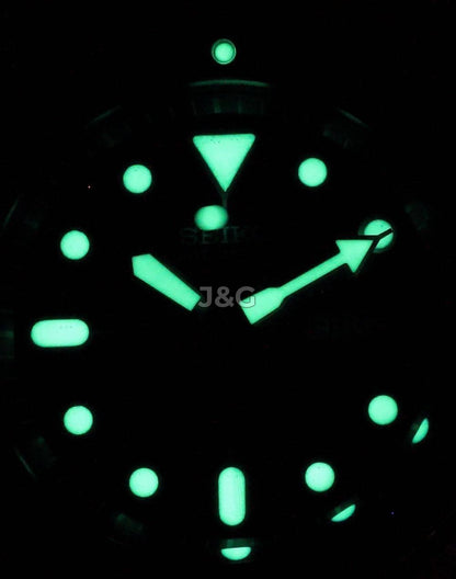 Seiko Automatic movement White Male SKX009K1-var-NATO25. A brand-new Seiko watch featuring a White dial. Side view. - view 2