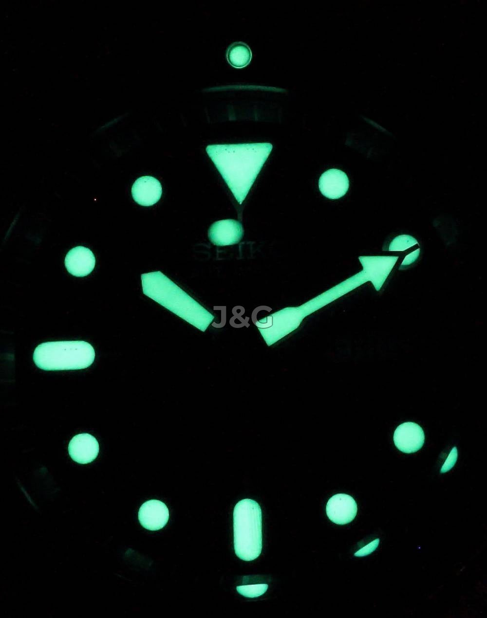 Seiko Automatic movement White Male SKX009K1-var-NATO26. A brand-new Seiko watch featuring a White dial. Front view. - view 2