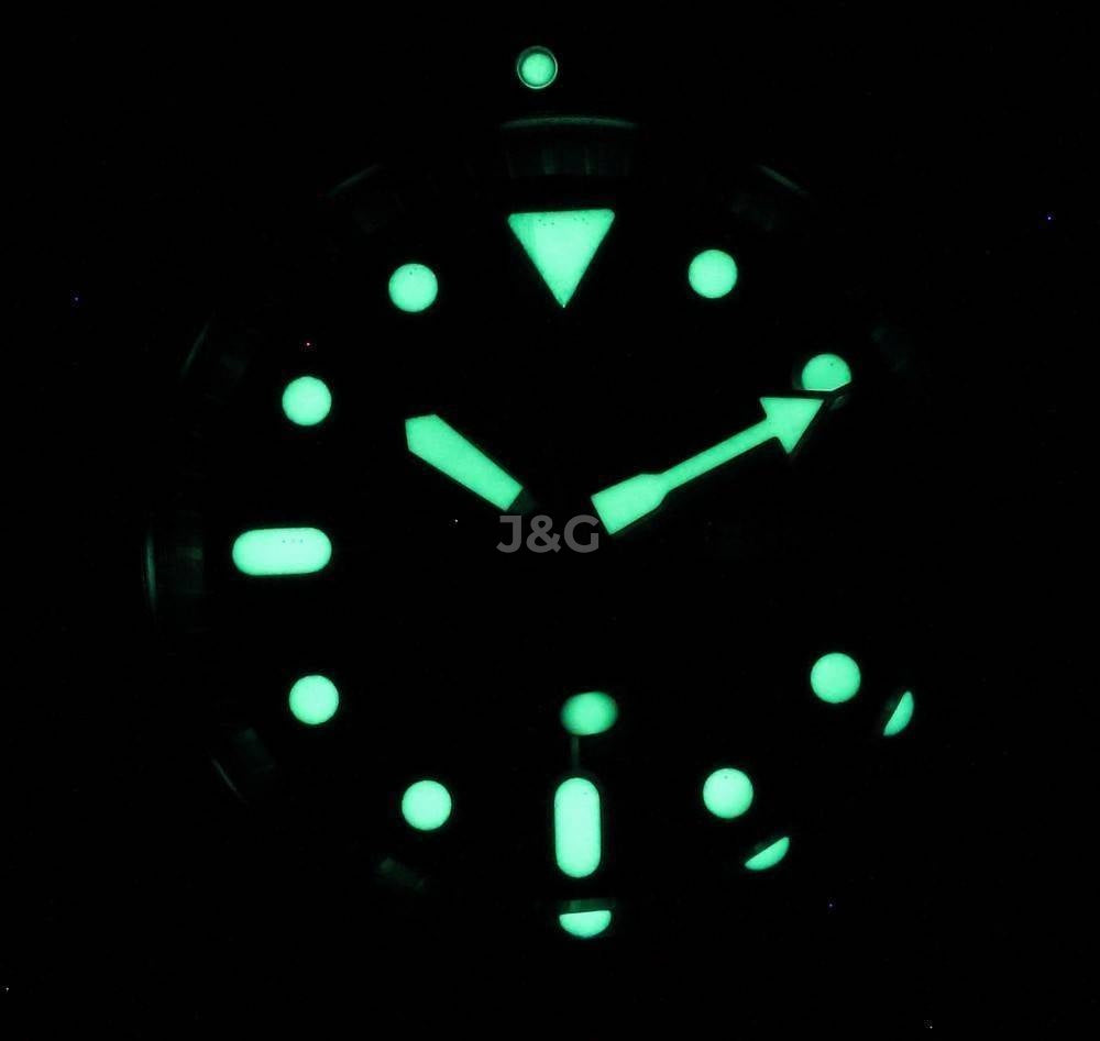 Seiko Automatic movement White Male SKX009K1-var-NATO29. A brand-new Seiko watch featuring a White dial. Angled view. - view 2