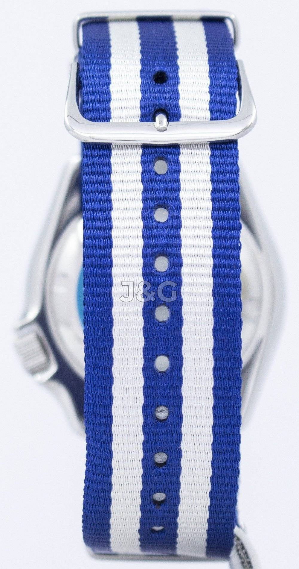 Seiko Automatic movement White Stainless steel Male SKX009J1-var-NATO2. A brand-new Seiko watch featuring a White dial and a Stainless steel strap. Angled view. - view 4