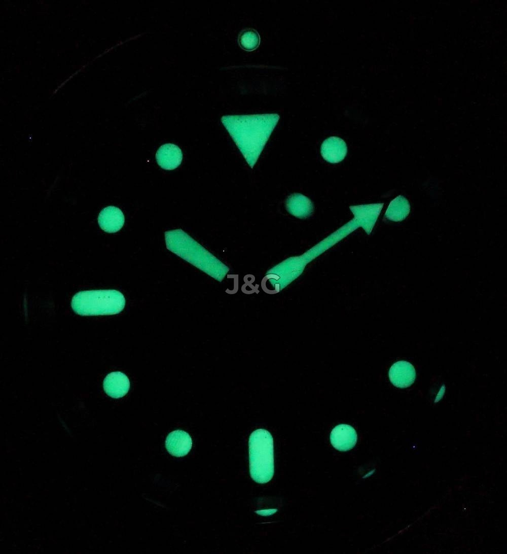 Seiko Automatic movement White Stainless steel Male SKX009K1-var-NATO24. A brand-new Seiko watch featuring a White dial and a Stainless steel strap. Front view. - view 2