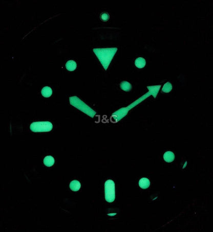 Seiko Automatic movement White Stainless steel Male SKX009K1-var-NATO24. A brand-new Seiko watch featuring a White dial and a Stainless steel strap. Front view. - view 2