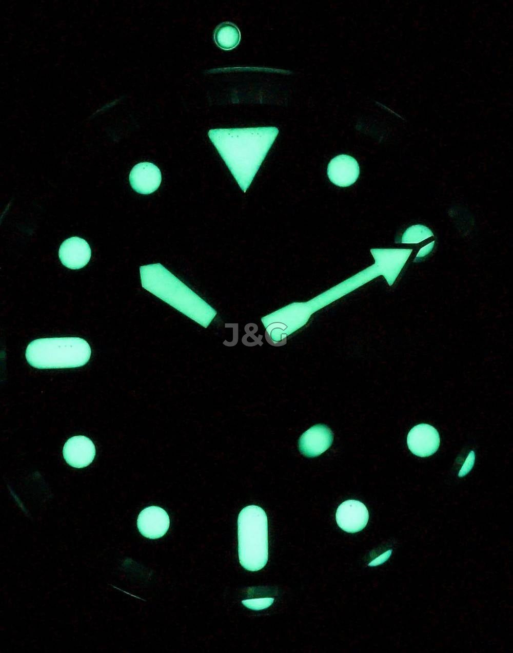 Seiko Automatic movement White Stainless steel Male SKX009K1-var-NATO28. A brand-new Seiko watch featuring a White dial and a Stainless steel strap. Front view. - view 2