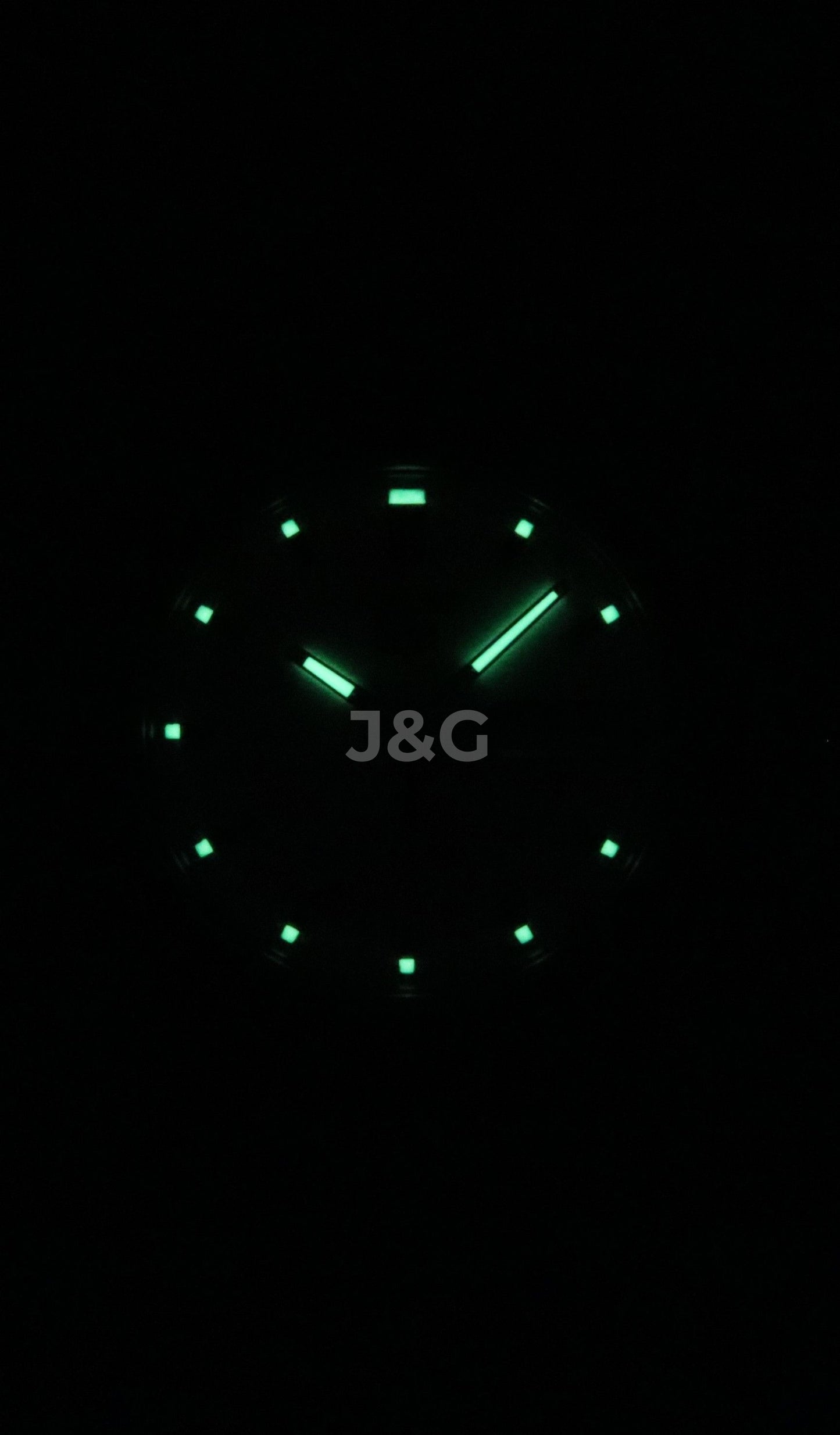 Seiko Automatic movement White Stainless steel Male SNK355K1. A brand-new Seiko watch featuring a White dial and a Stainless steel strap. Side view. - view 2