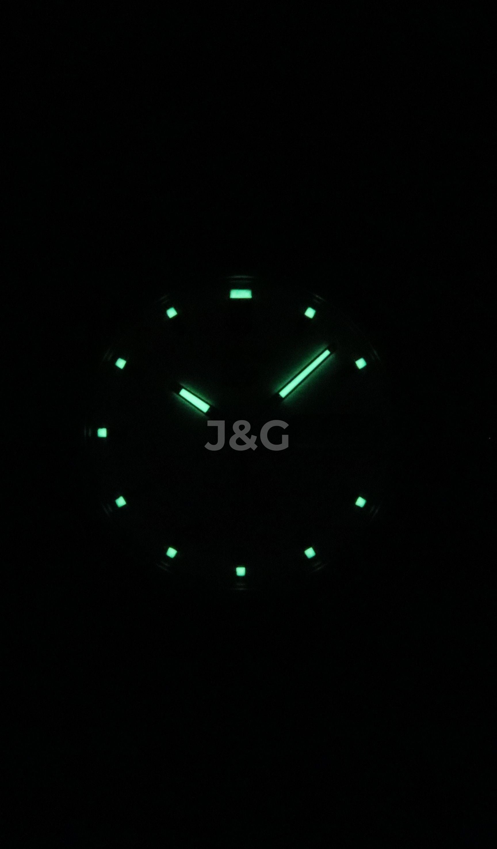 Seiko Automatic movement White Stainless steel Male SNK355K1. A brand-new Seiko watch featuring a White dial and a Stainless steel strap. Side view. - view 2