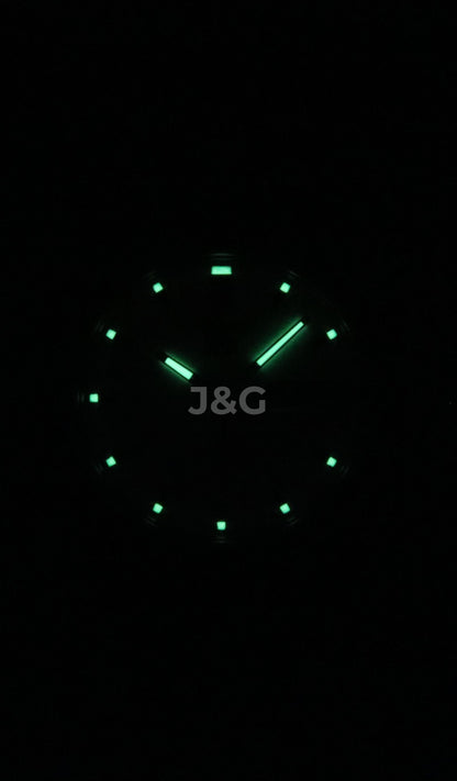 Seiko Automatic movement White Stainless steel Male SNK355K1. A brand-new Seiko watch featuring a White dial and a Stainless steel strap. Side view. - view 2