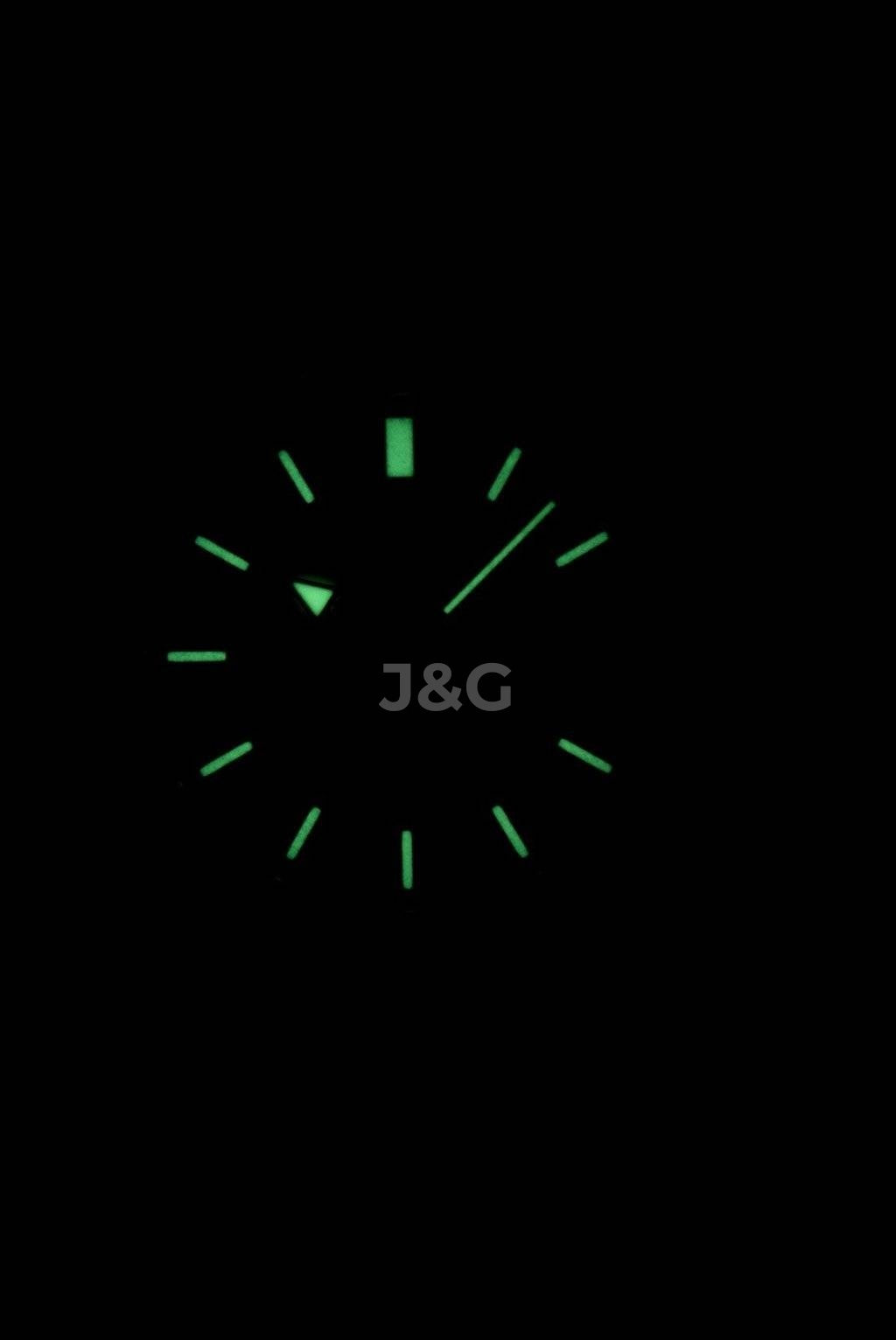 Seiko Automatic movement White Stainless steel Male SNK369K1. A brand-new Seiko watch featuring a White dial and a Stainless steel strap. Angled view. - view 2