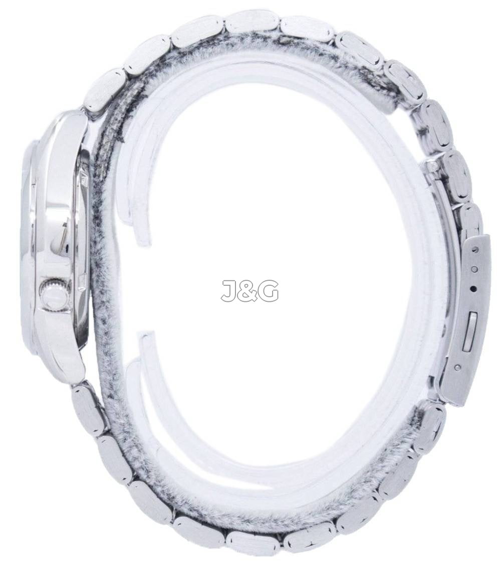 Seiko Automatic movement White Stainless steel Male SNK369K1. A brand-new Seiko watch featuring a White dial and a Stainless steel strap. Angled view. - view 3