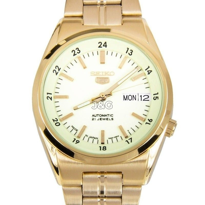 Seiko Automatic movement White Stainless steel Male SNK578J1. A brand-new Seiko watch featuring a White dial and a Stainless steel strap. Angled view. - view 3